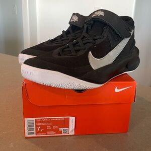 Nike Black Team Hustle D 10 FLYEASE - Size 7Y